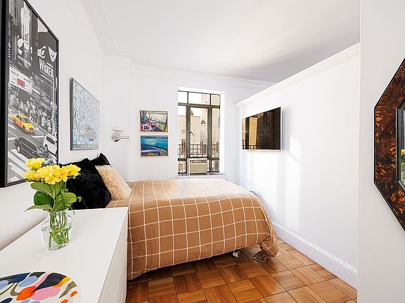4th image of 25 Central Park W APT 20H