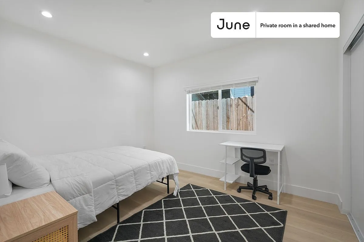 Queen bedroom in 3 bed/2 bath home in Hollywood #1858 B — Photo 2
