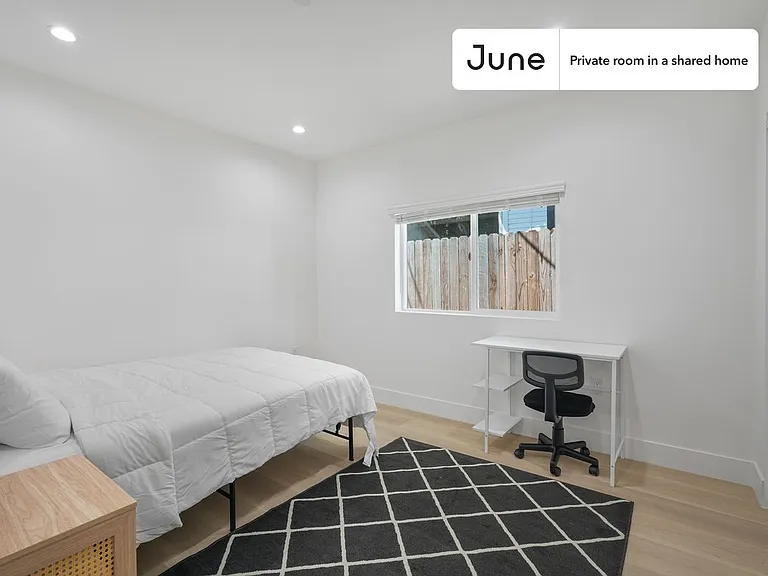 1321 N June St #B — Photo 2