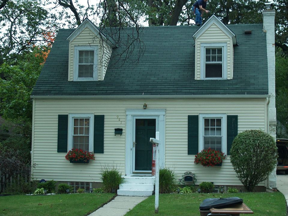 1st image of 921 Joslin St SE