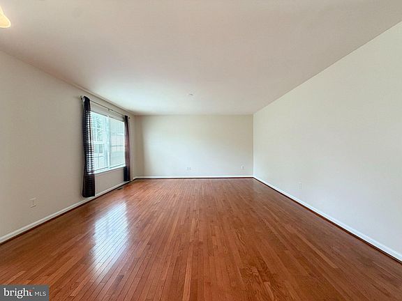 2nd image of 10 Meadow Court Gln