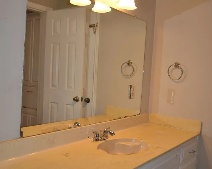 404 Benjamin St — Photo 3