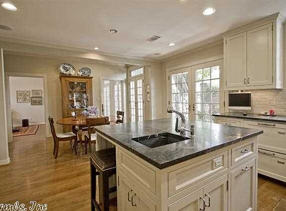 5th image of 2300 Country Club Ln