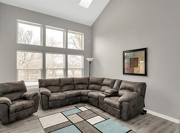 3rd image of 17 Stratford Ct