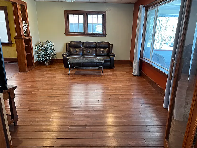 1122 Center St W — Photo 3