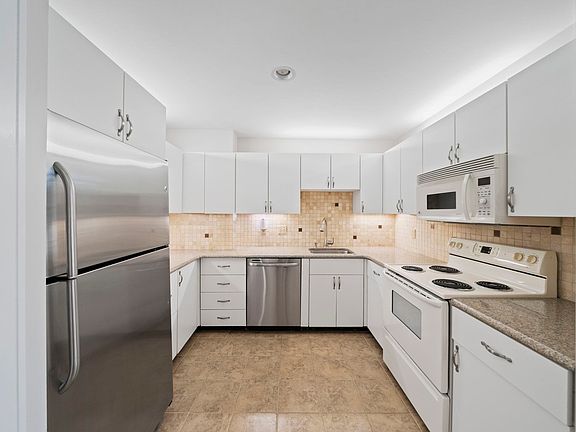 3rd image of 100 Parks St APT 27