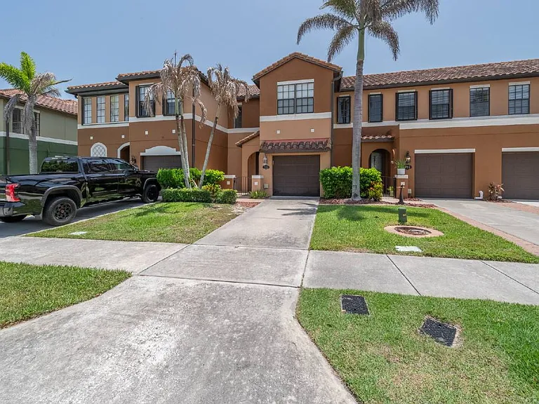 733 Ventura Dr — Photo 1