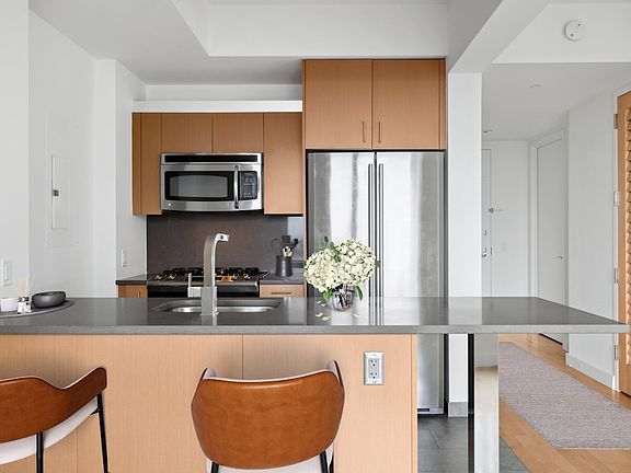 3rd image of 8 Spruce St APT 28