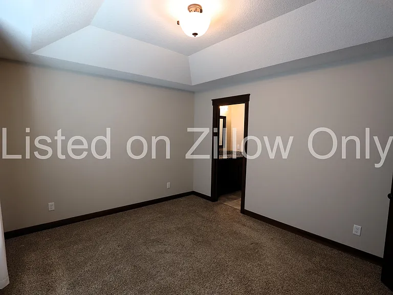6758 Redwood Ave — Photo 10