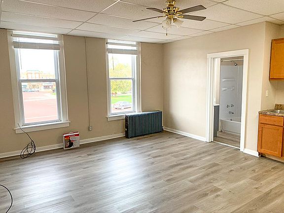 3rd image of 368 S Side Sq APT A