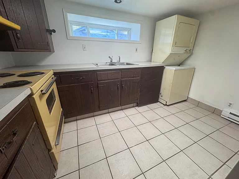 174 Carey Ave #BASEMENT — Photo 8