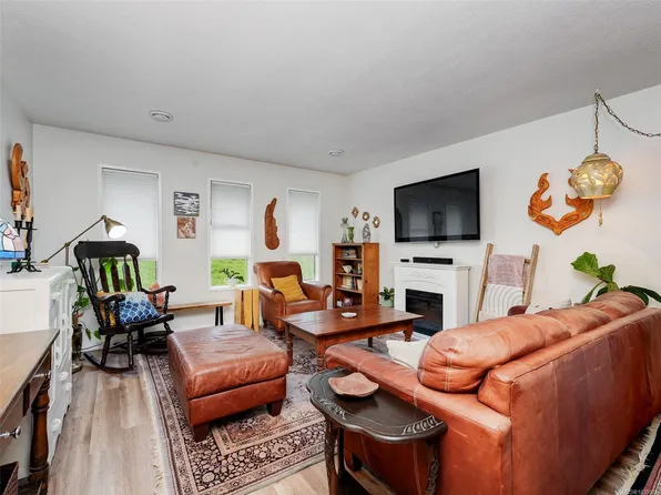 867 McKenzie Ave, Saanich, BC V8X 3G4