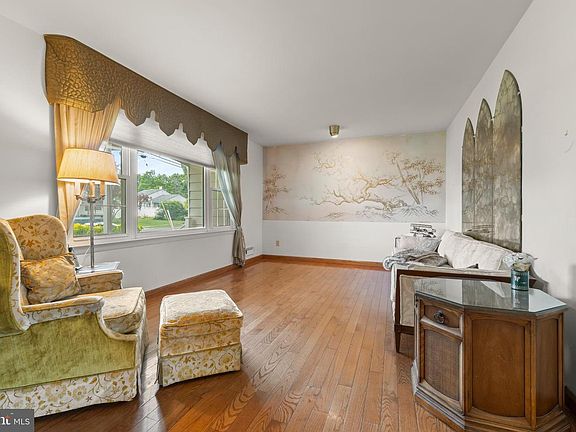3rd image of 118 Chaucer Pl