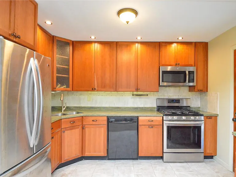410 Robert Ave — Photo 3