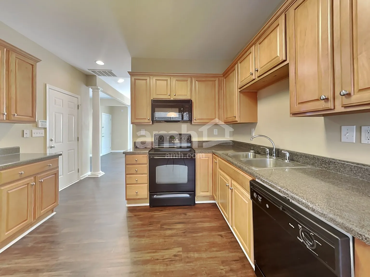 3 bed, 2.5 bath, 1505 sqft, $2,080 — Photo 3