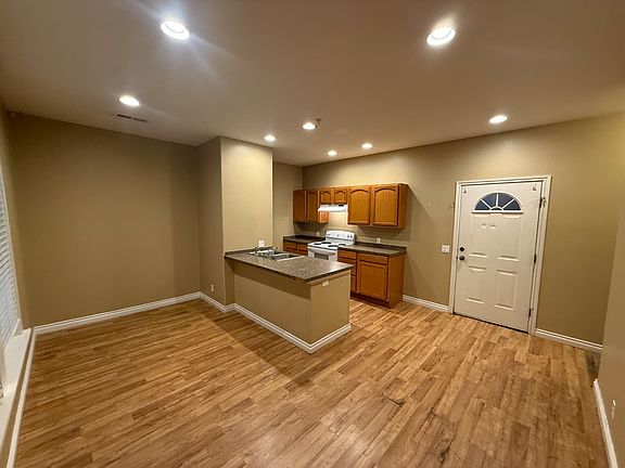 2nd image of 2900 Farragut Ave #1