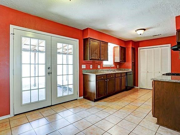 3rd image of 927 Western Hills Dr