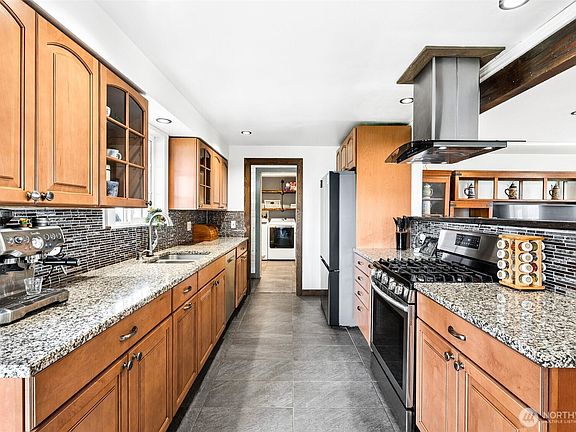 3rd image of 10402 Douglas Drive SW