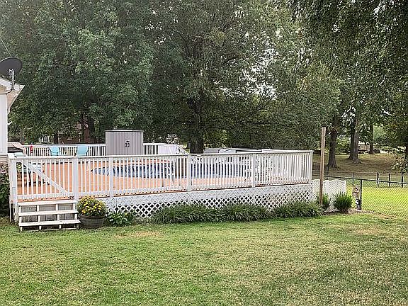 5th image of 719 Lakeside Dr