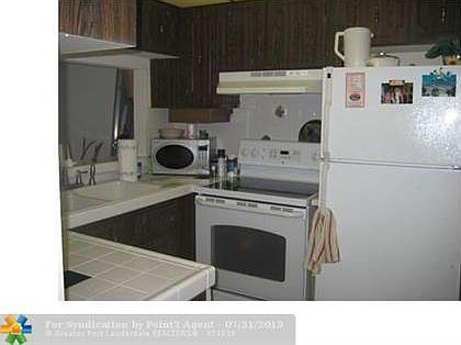 3rd image of 615 NE 12th Ave APT 204