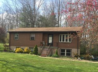 200 Parliament Rd, Shady Spring, WV 25918