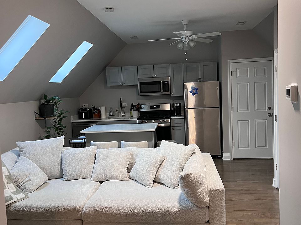 1st image of 2225 N Leavitt St #4F