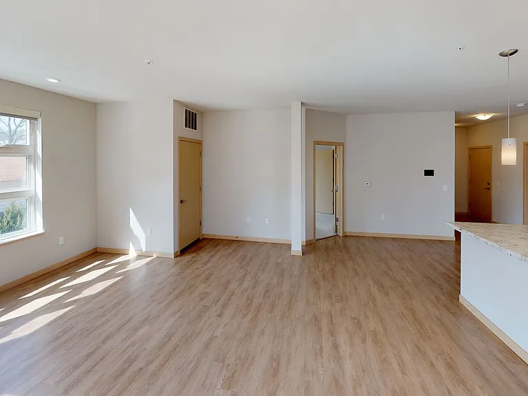 902 Drake St — Photo 104
