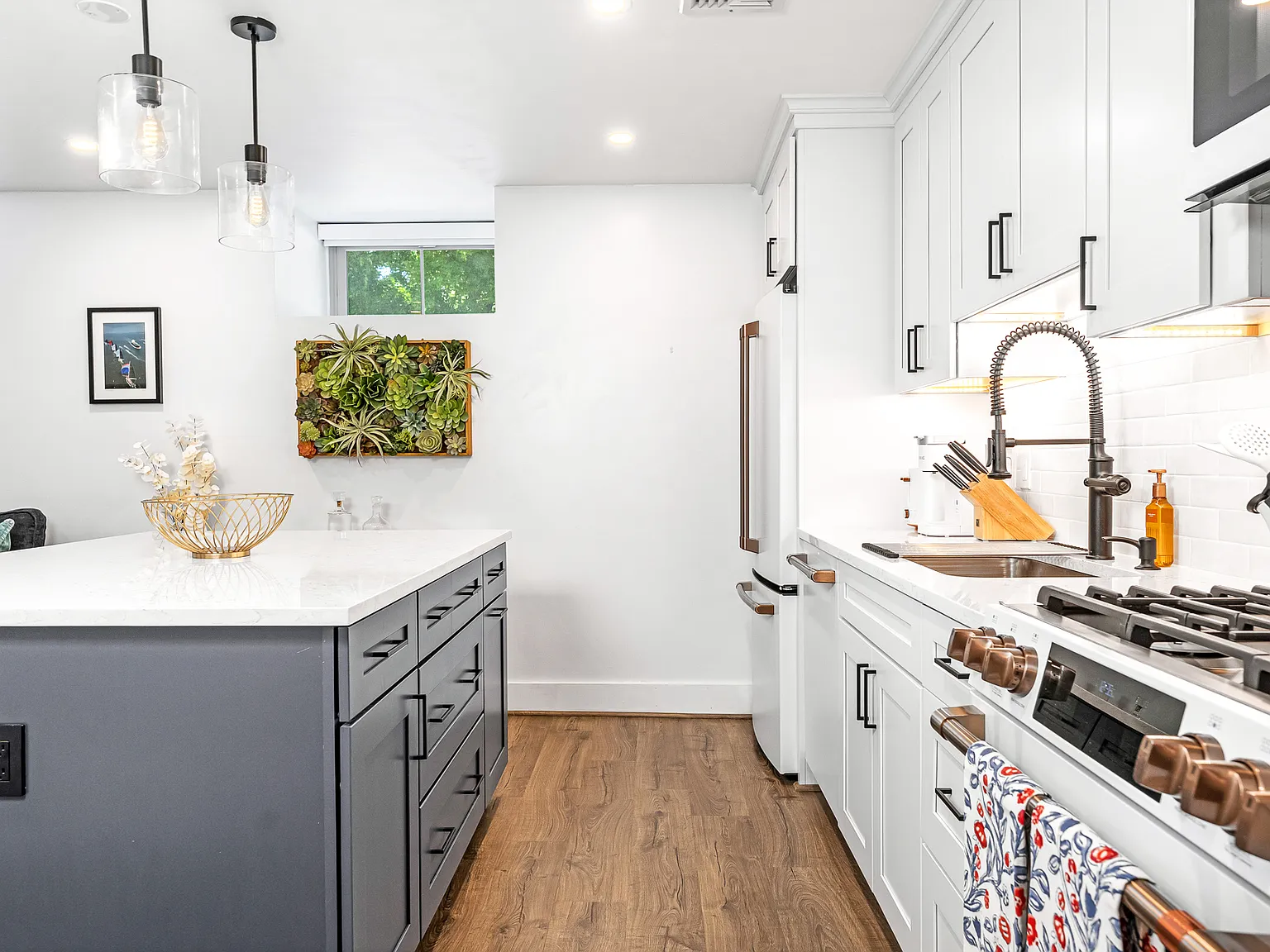 2 bed, 841 sqft, $3,000 — Photo 3