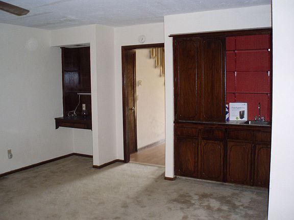 LR includes a Wetbar and Secretary!