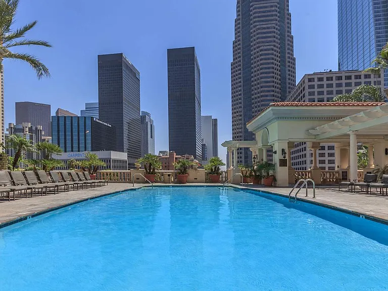 RESORT-STYLE SWIMMING POOL