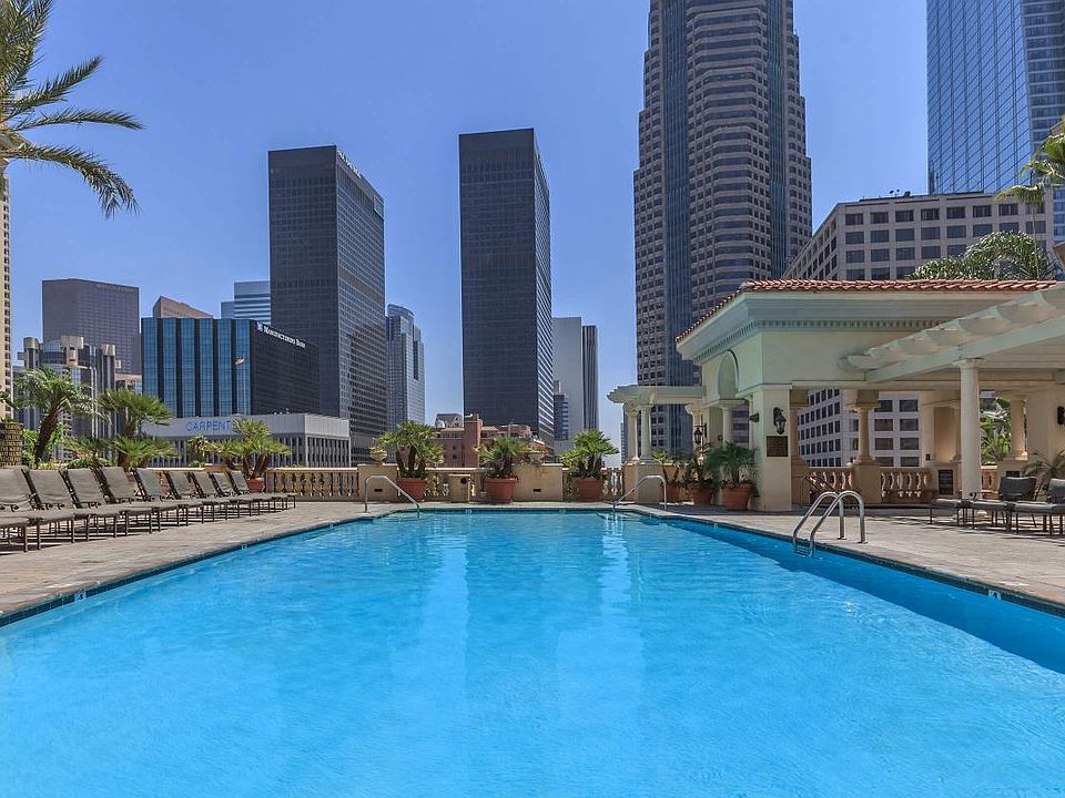 RESORT-STYLE SWIMMING POOL