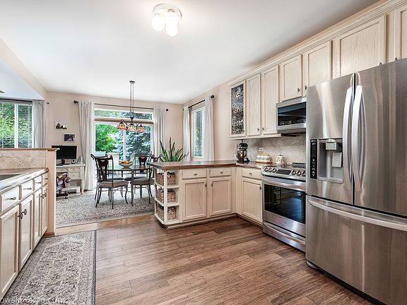 4th image of 24309 W White Oak Dr