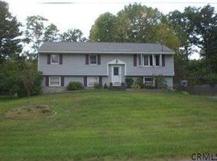 30 Bayberry Dr, Halfmoon, NY 12065