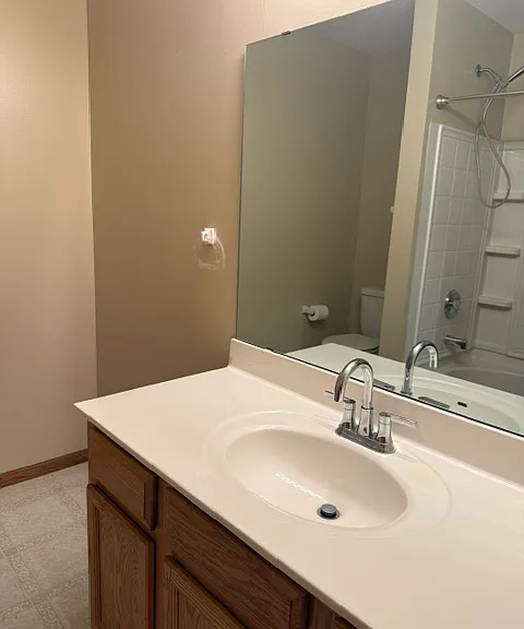 UPPER LEVEL FULL BATH
