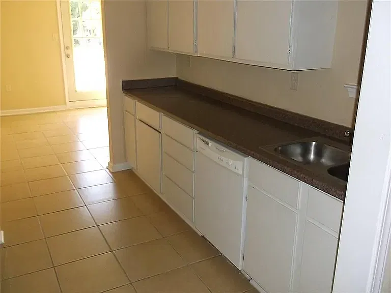 4 bed, 1800 sqft, $2,090 — Photo 3