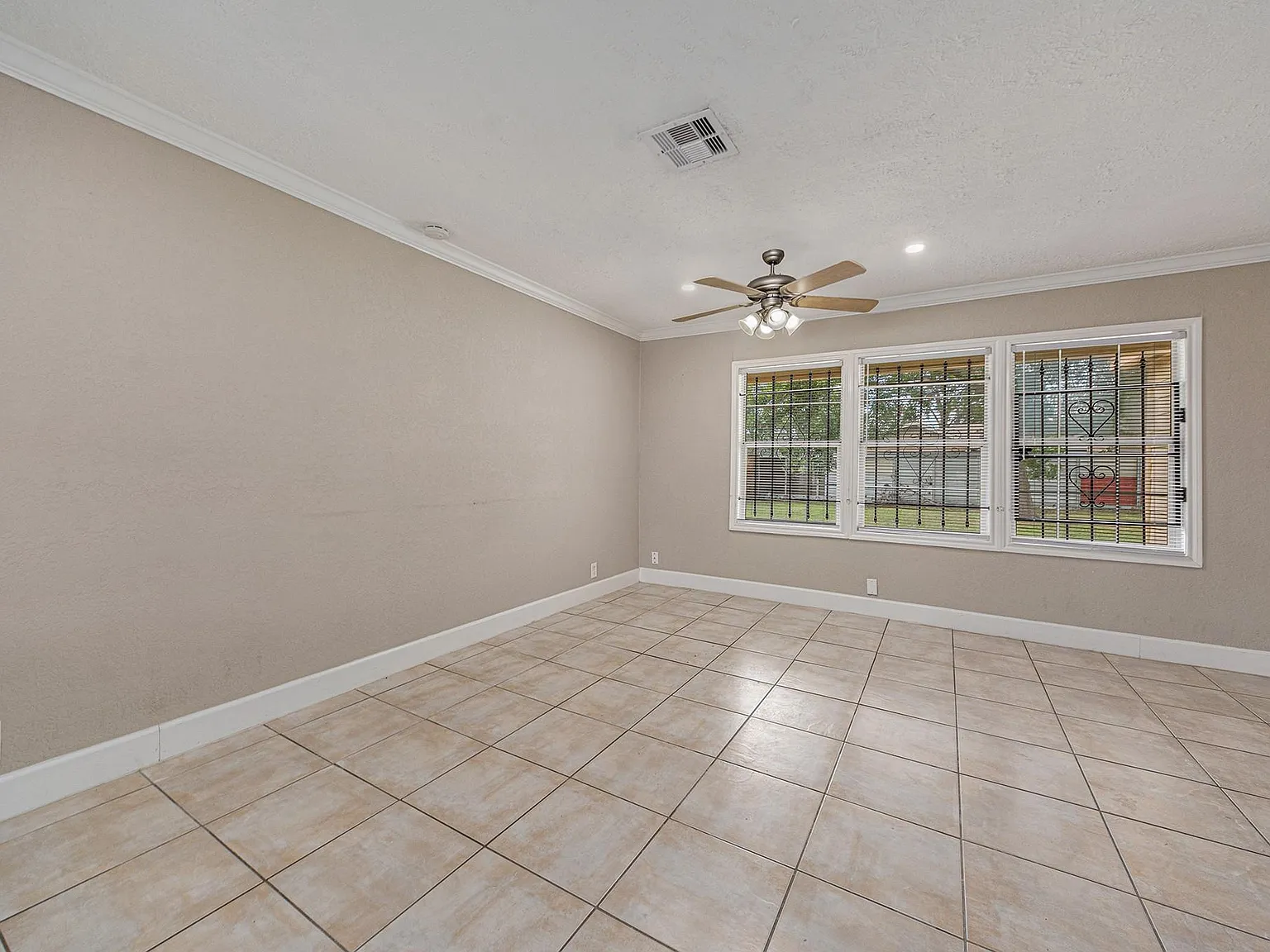 3 bed, 1.0 bath, 1042 sqft, $1,700 — Photo 2