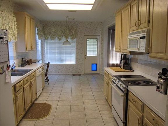 LARGE KITCHEN
