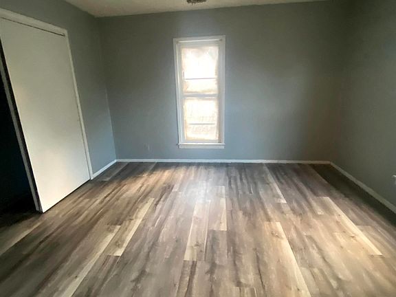 3rd image of 915 W Powers St