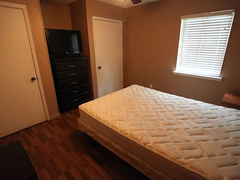 449 N Ross St — Photo 3