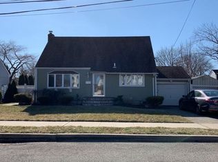 4 Hicks Cir, Hicksville, NY 11801