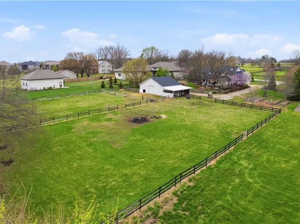 10585 W 157th Ter, Overland Park, KS 66221