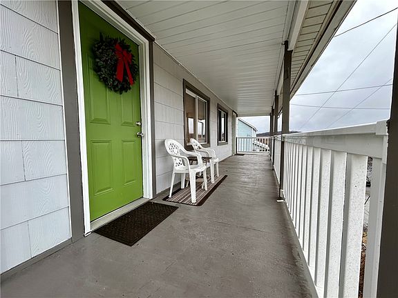 3rd image of 1121-1123 Eisenhower Dr