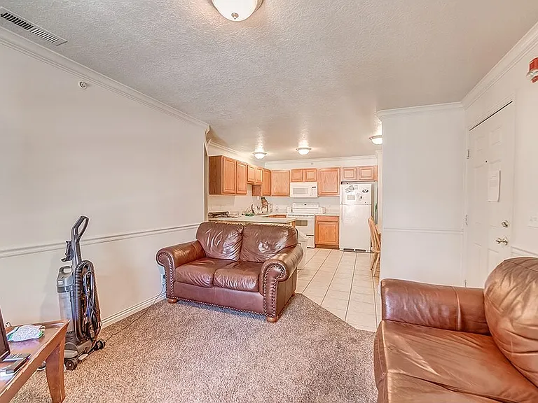 567 N University Ave #212 — Photo 3