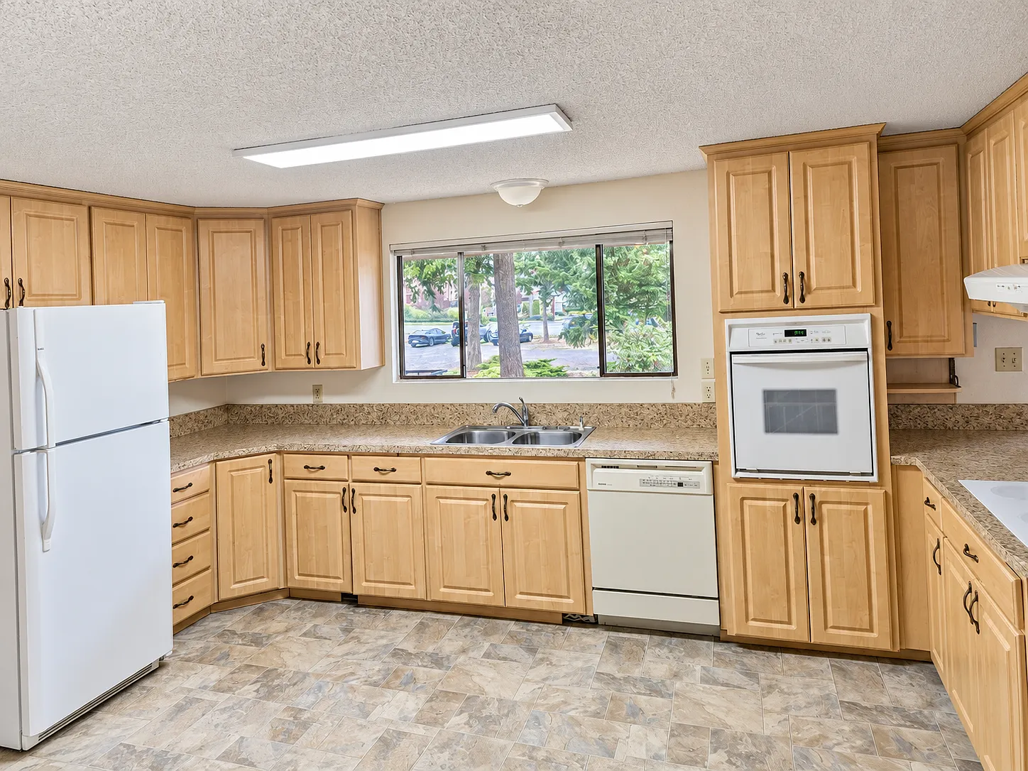 4 bed, 2904 sqft, $3,000 — Photo 2