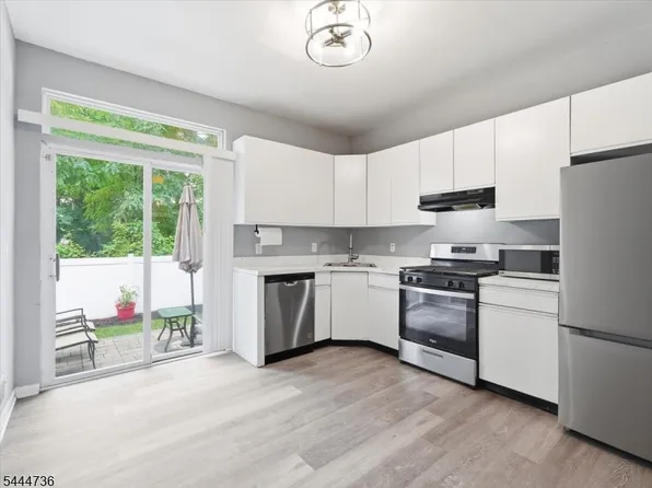 4 Derby St, East Orange City, NJ 07018