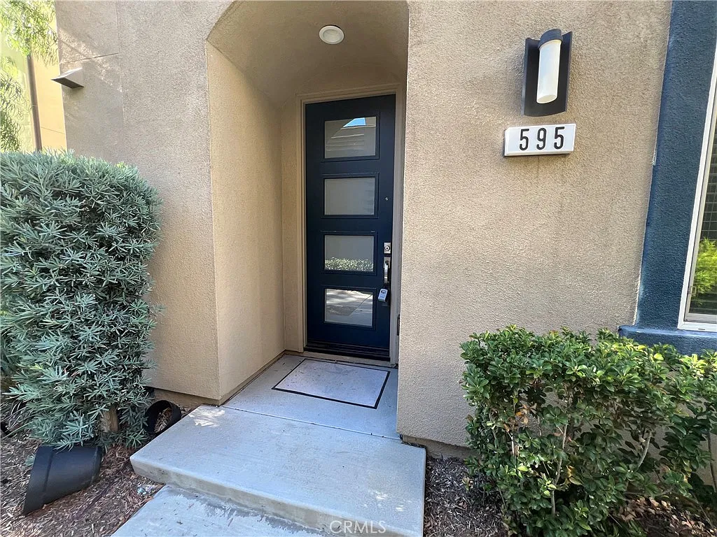 3 bed, 2.5 bath, 1902 sqft, $4,950 — Photo 2