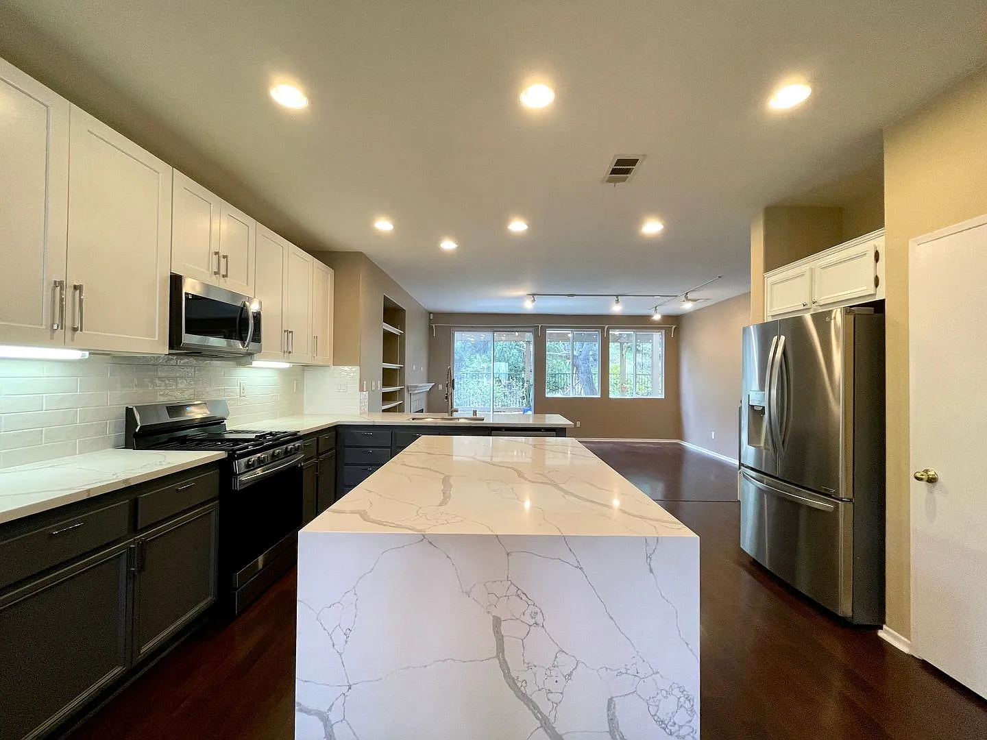 Spacious 4-Bedroom Home in Desirable Ocean View Hills — Photo 2