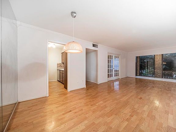 3rd image of 7575 Katy Fwy APT 102