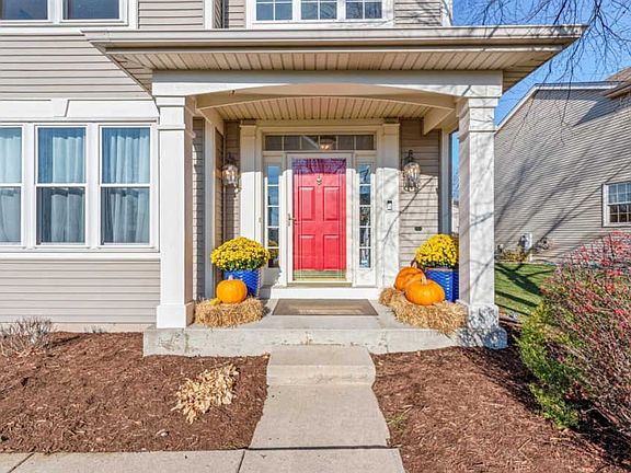 3rd image of 4881 Highwood Ln