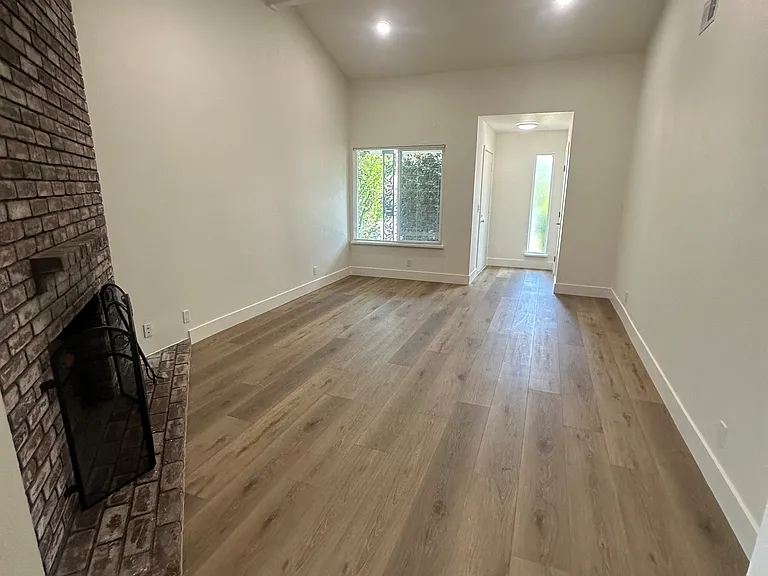 5960 Moss Creek Cir — Photo 3